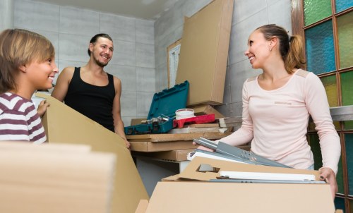 House movers planning a residential relocation in a French city