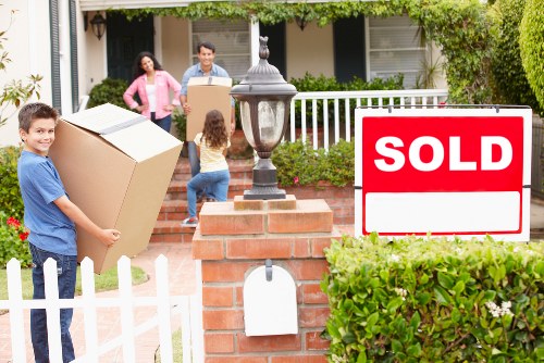 Local movers handling fragile belongings and organized cartons in France