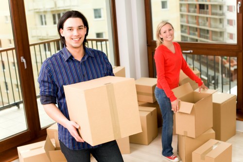 Moving truck service for apartments and businesses in France